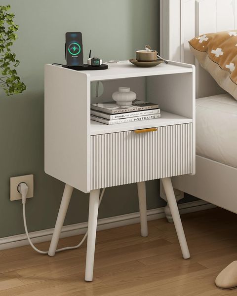 Einfach montierbarer weisser Akzent-Nachttisch mit Massivholzbeinen, Stauraumschublade und offener Holzablage, ideal fuer kleine Wohn- und Schlafbereiche